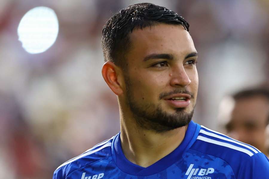 Fabrizio Peralta não vem tendo minutos no Cruzeiro após investimento de R$ 16 milhões