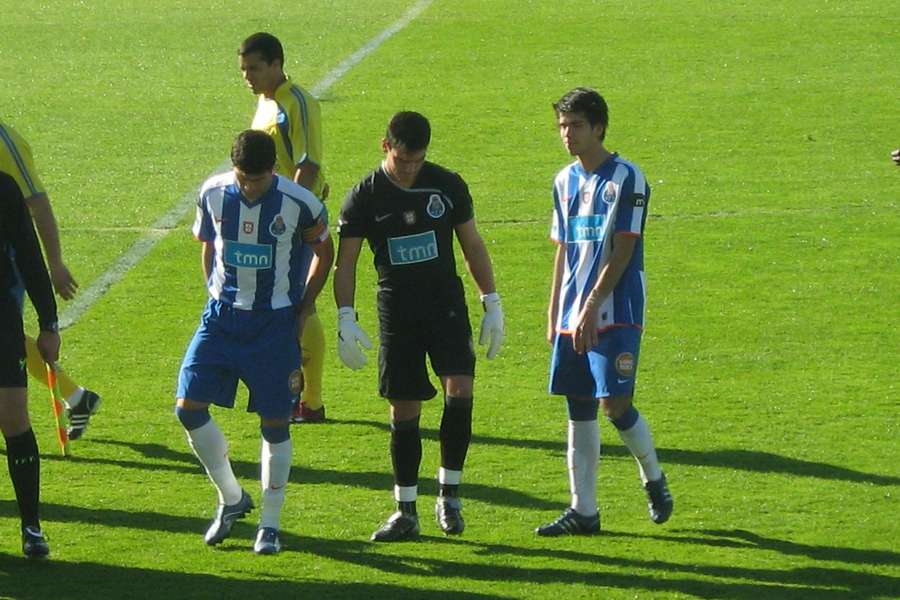 Tiago Maia ao lado de Pedro Emanuel e do amigo Sérgio Oliveira, num jogo da Liga Intercalar