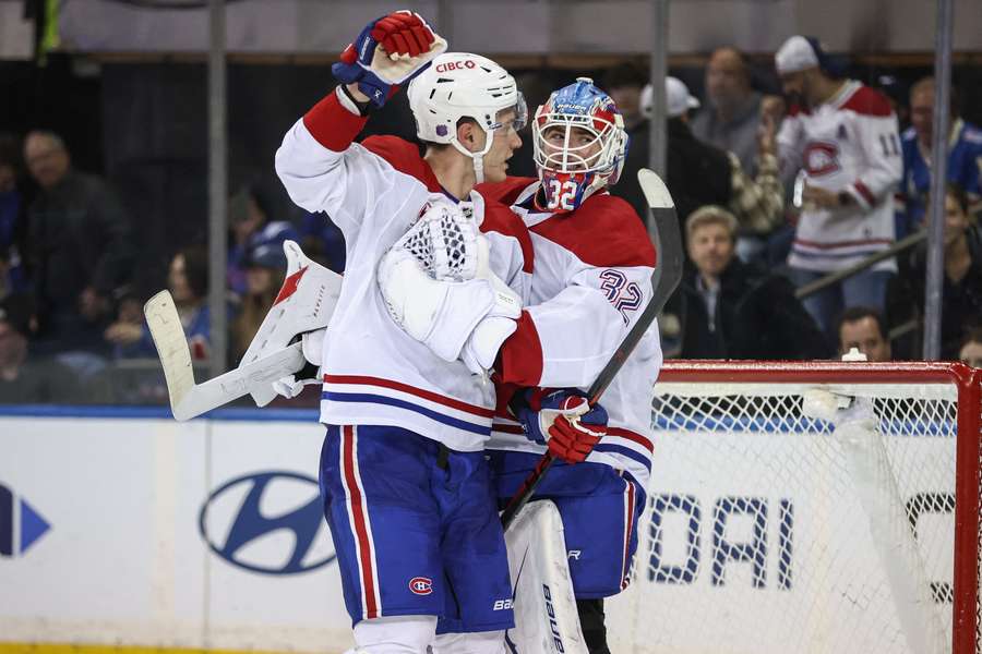 Slafkovský a Fowler sa tešia z víťazstva.