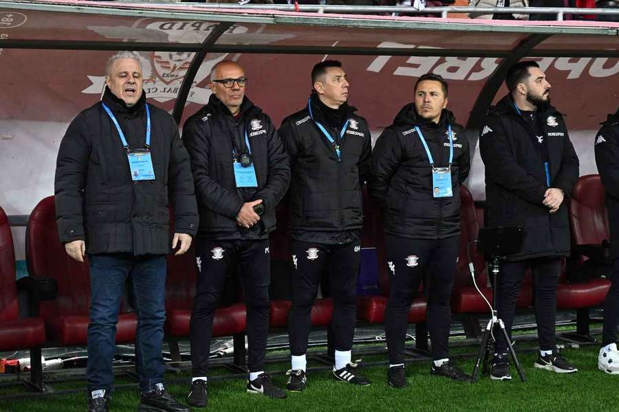 Cristian Petre (a doua persoană din partea stângă, lângă Marius Șumudică) a trecut prin momente grele după Rapid - FCSB 1-2