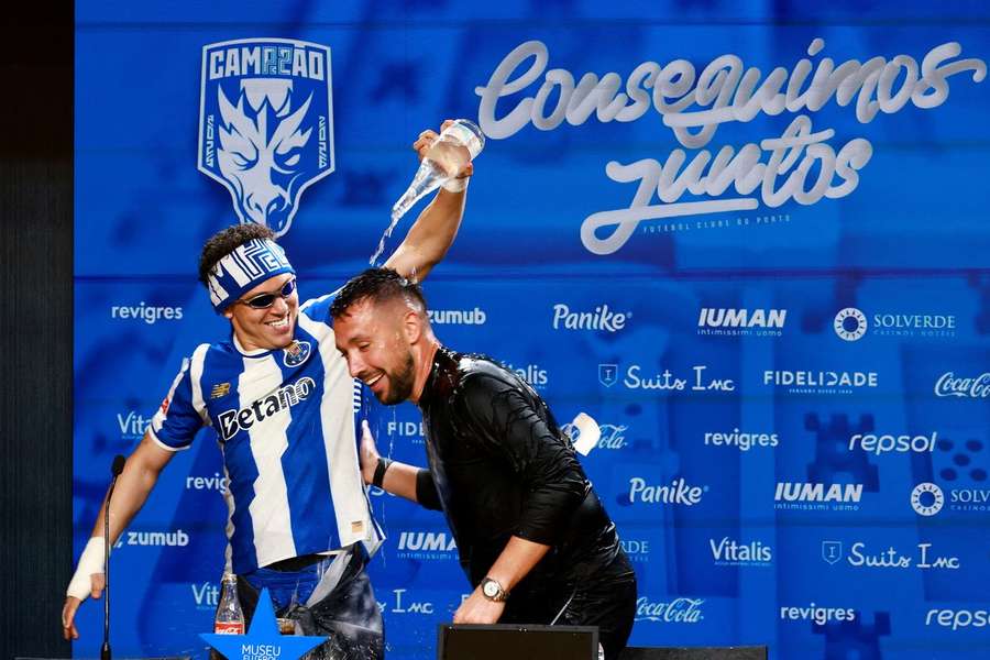 Pepê celebra título com Farioli