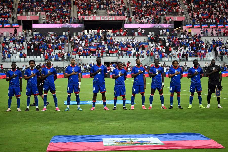 Reprezentacja Haiti śpiewa hymn narodowy przed rozpoczęciem międzynarodowego meczu z Peru na Nu Stadium w Miami na Florydzie, 5 czerwca 2026 r.