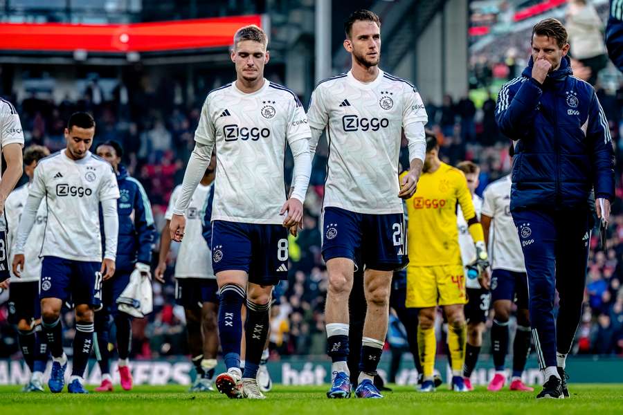 De Ajax-spelers lopen teleurgesteld van het veld na vijfde nederlaag in de Eredivisie van dit seizoen