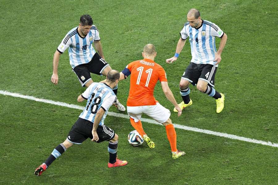 Arjen Robben, in 2014 in bloedvorm, krijgt driedubbele dekking in de halve finale