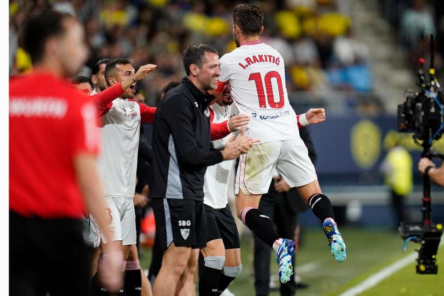 Rakitic celebra su gol en Cádiz