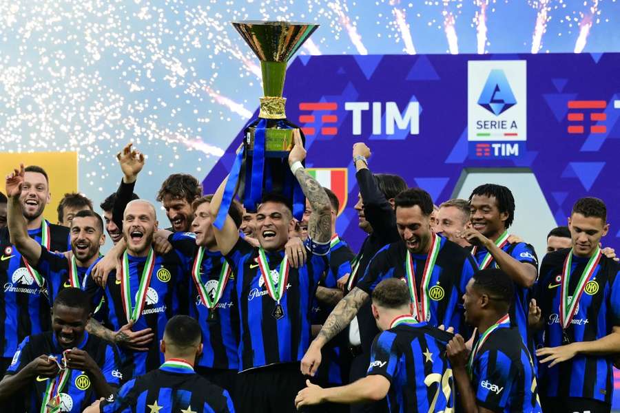 El Inter recibe su trofeo de campeón