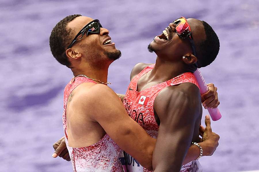 Andre de Grasse en Aaron Brown vieren het winnen van het goud in de 4x100 meter estafette