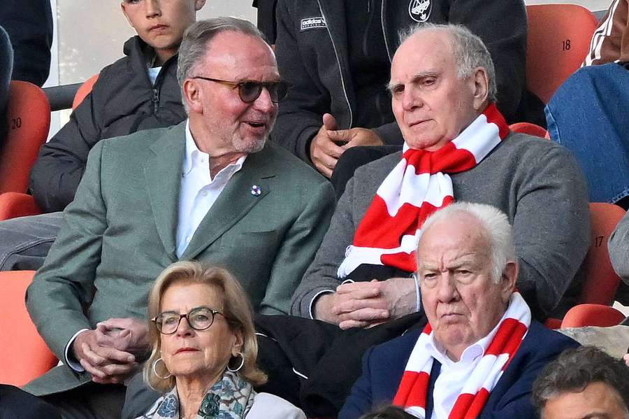 Hoeneß (r.) setzte am Rande der Saison-Abschlussfeier fast schon in gewohnter Manier zur Attacke gegen die Medien an
