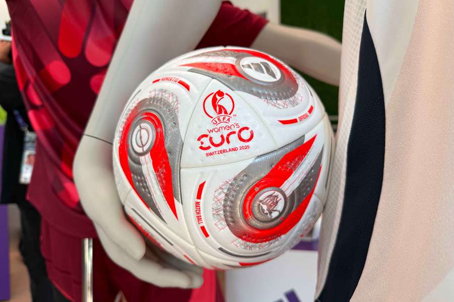 L'UEFA présente le ballon des phases finales de l'Euro 2025