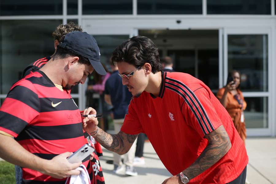 Pedro com um adepto do Flamengo à chegada a Atlantic City Pedro com um adepto do Flamengo à chegada a Atlantic City