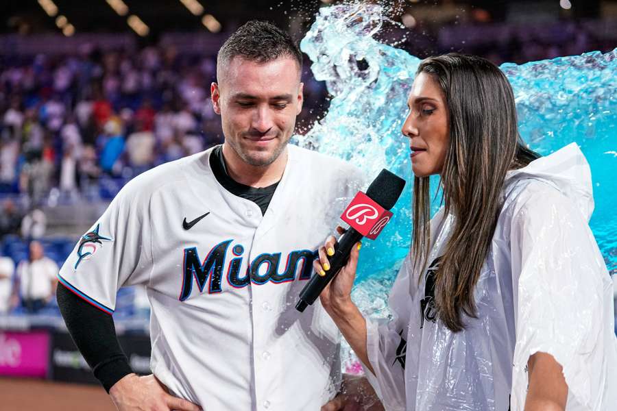 Miami catcher Nick Fortes krijgt een Gatorade douche na het slaan van de winnende RBI single