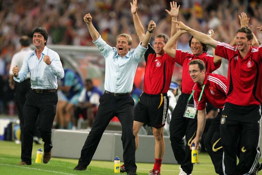 Fußball-Weltmeisterschaft 2006: Jürgen Klinsmann (mi.) und Jogi Löw (li.) beim gmeinsamen Jubel.