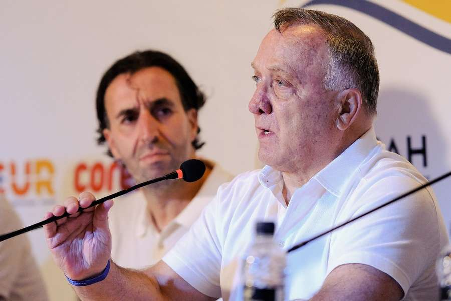 Advocaat tijdens een persconferentie