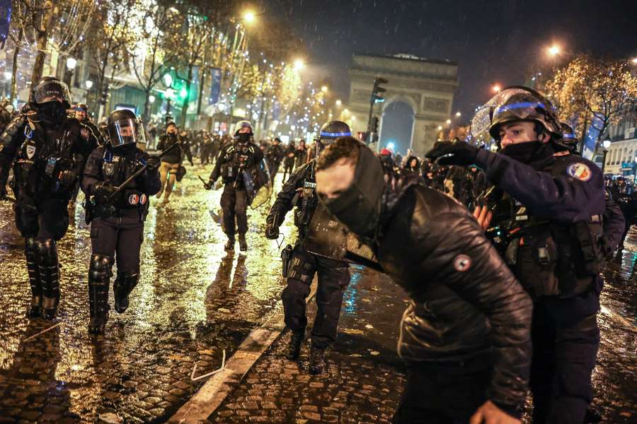 Er was veel politie op de been in Parijs en die moest ook in actie komen