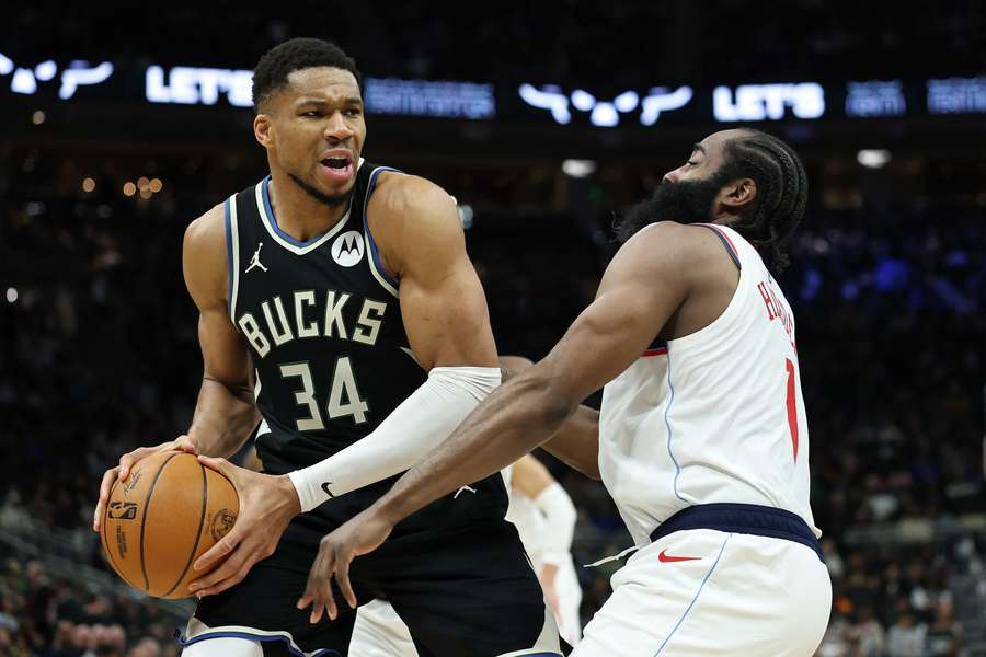 Antetokounmpo y Harden, frente a frente.