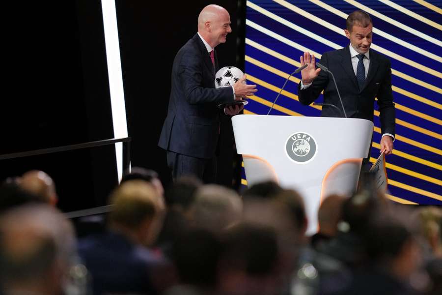 Aleksander Ceferin (z prawej) wykluczył swój udział w walce o zastąpienie Gianniego Infantino Aleksander Ceferin (z prawej) wykluczył swój udział w walce o zastąpienie Gianniego Infantino