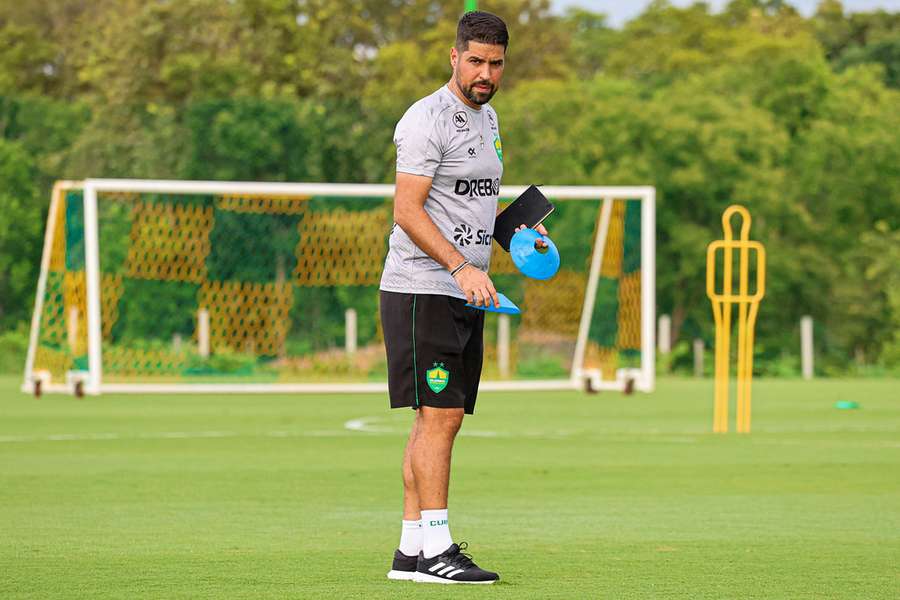 António Oliveira deixou o Cuiabá para assumir o Corinthians