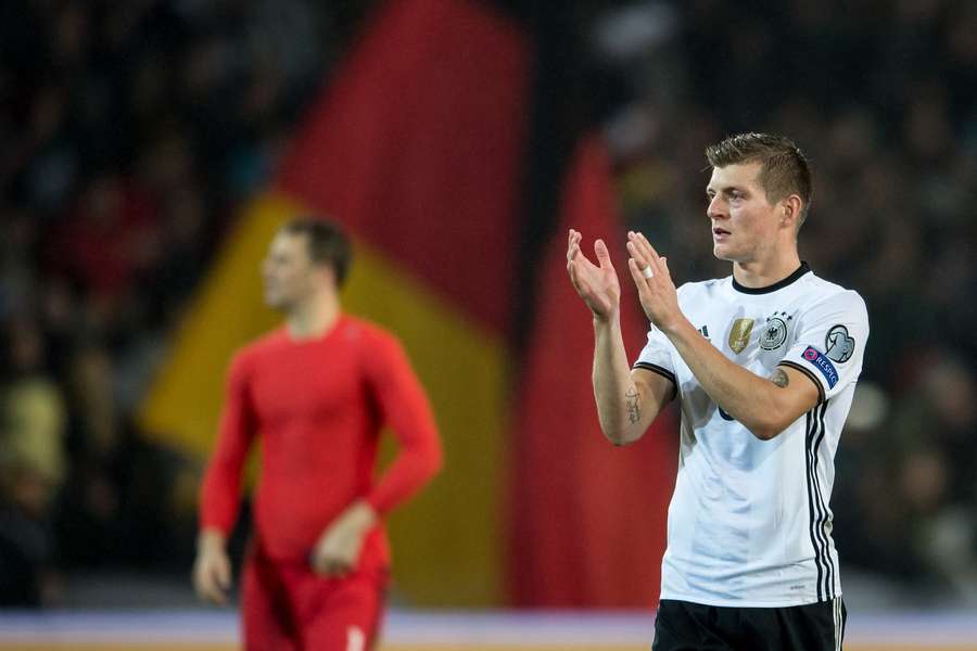 Neuer (l.) und Kroos (r.) kommen gemeinsam auf 223 Länderspiele für Deutschland.