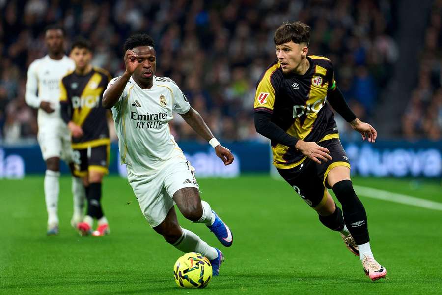 Andrei Rațiu în duel cu Vinicius Jr. 