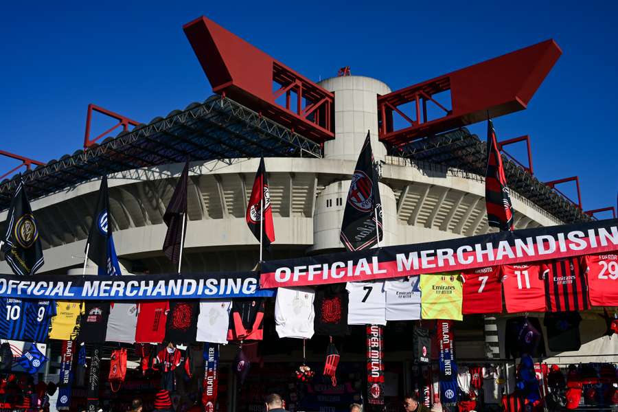 Bancarelle all'esterno di San Siro