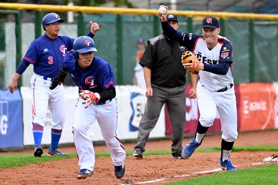 Čeští baseballisté prohráli s Japonskem 3:9. Čeští baseballisté prohráli s Japonskem 3:9.