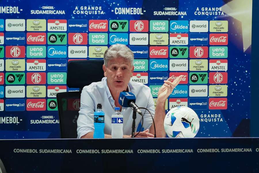 O próprio Renato comunicou sua demissão na coletiva