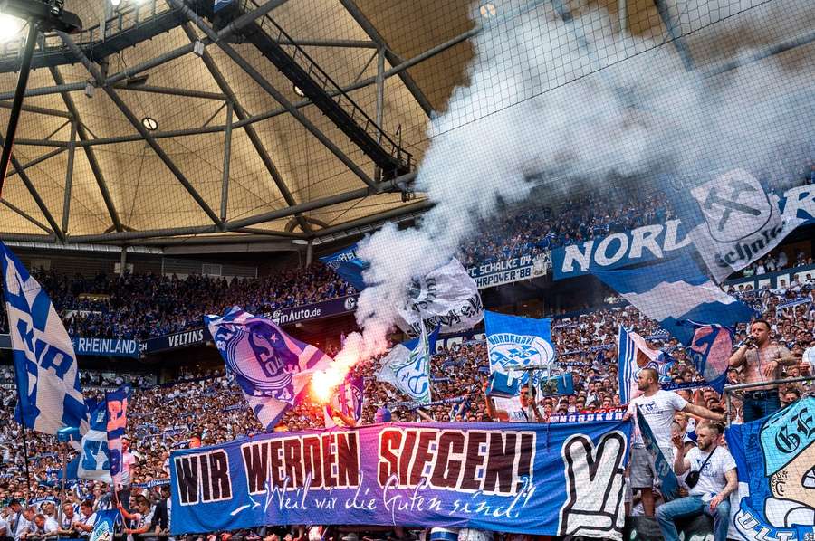 Eintracht Frankfurt provoziert Schalke-Fans, Schlägerei im Frankfurter Block