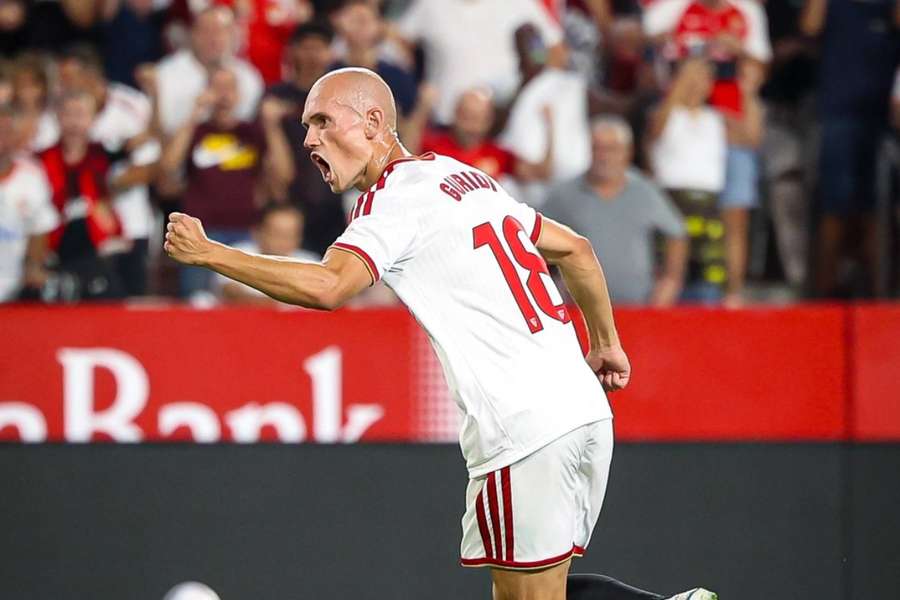 Guridi celebra el gol del empate del Sevilla Guridi celebra el gol del empate del Sevilla