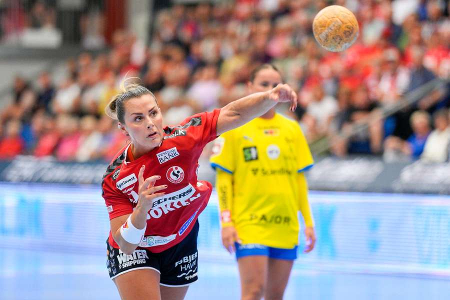 Nora Mørk (9) scorer på straffekast ikvindehåndboldkampen mellem Team Esbjerg og Nykøbing F. Håndbold i Blue Water Dokken