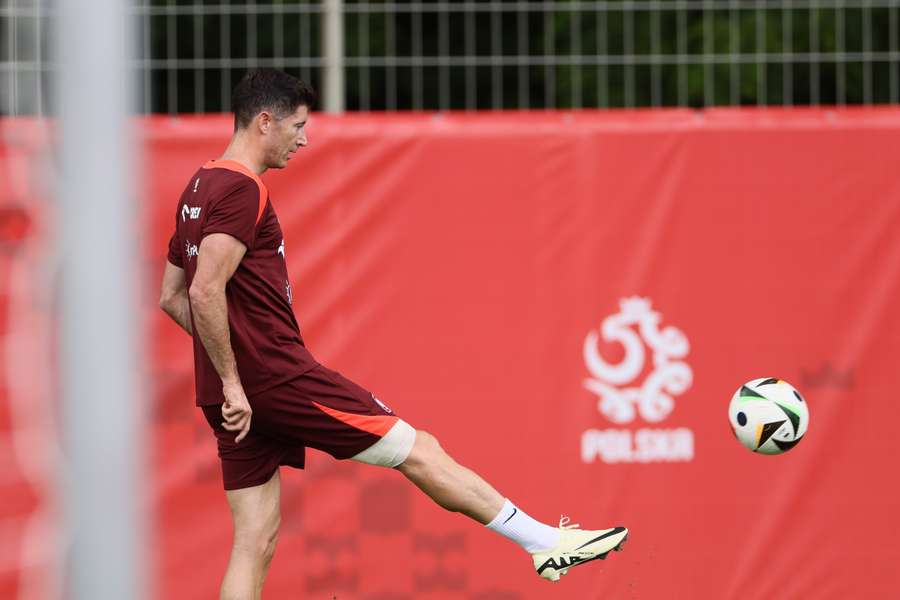 Lewandowski met bal op de training van Polen