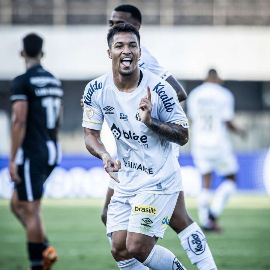 Marcos Leonardo marcou os dois gols do Santos