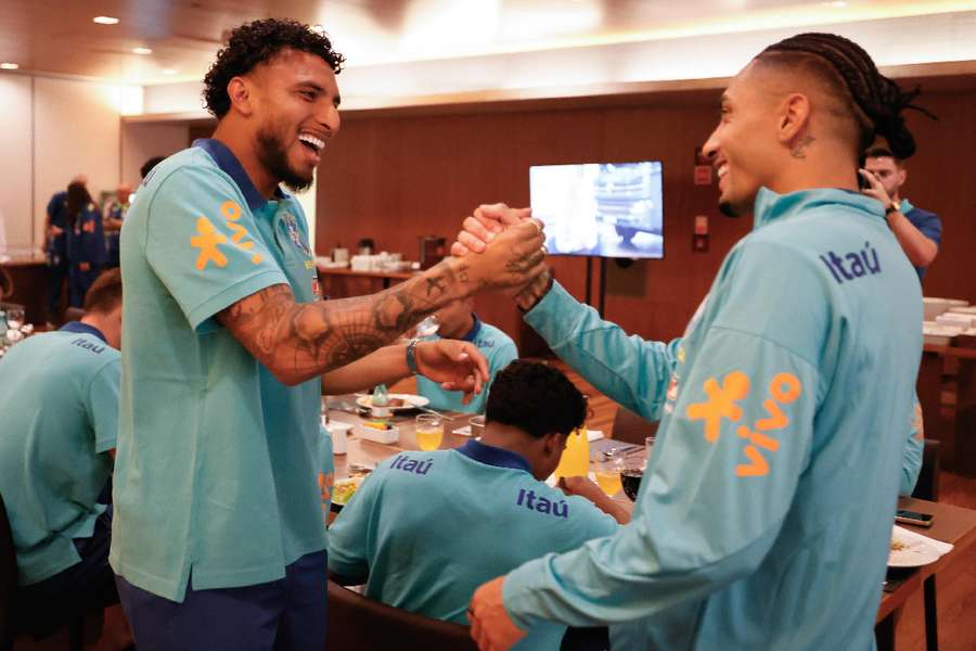 Destaque da Atalanta, Éderson é recebido por Raphinha em chegada à Seleção Brasileira