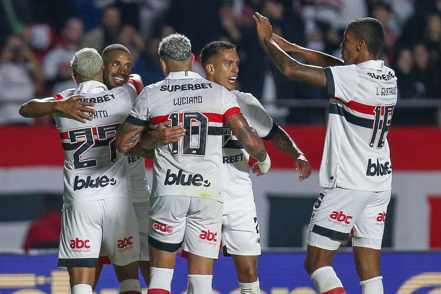 Jogadores do São Paulo comemoram primeiro gol