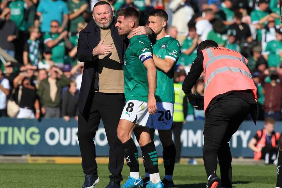 Wayne Rooney, técnico do Plymouth Argyle, e Joe Edwards, do Plymouth Argyle