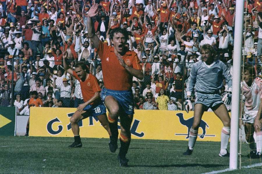 Emilio Butragueño celebra uno de sus cuatro goles ante Dinamarca en México 1986