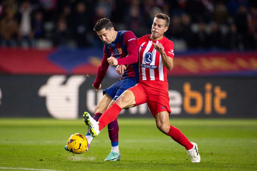 Lewandowski, frente a Azpilicueta no último Barcelona-Atlético Madrid em Montjuïc.