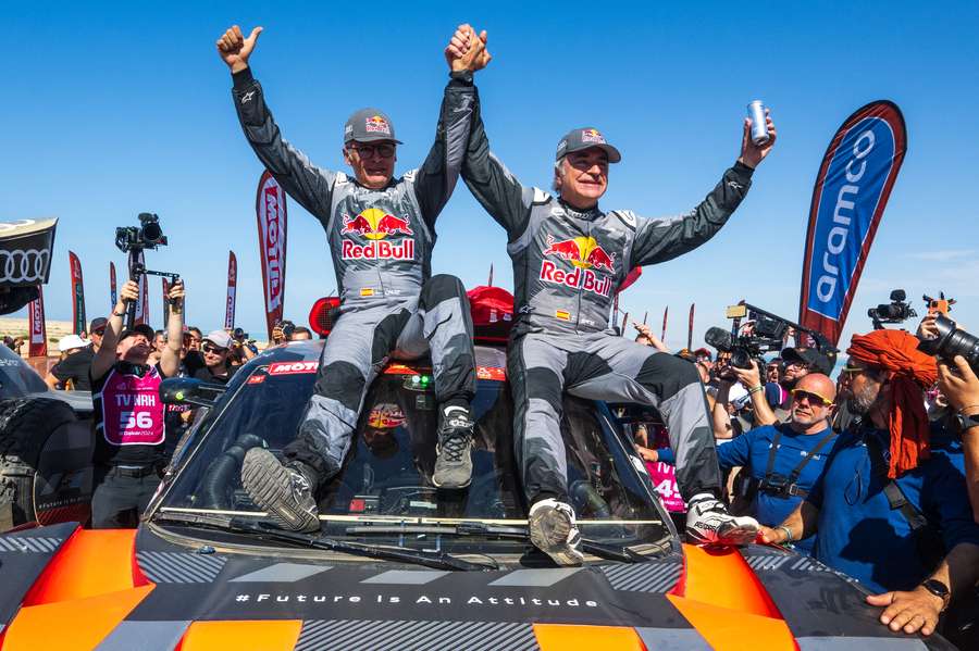 A festa de Carlos Sainz com o quarto triunfo no Dakar