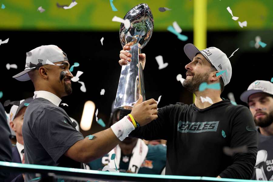 Jalen Hurts (à gauche) des Philadelphia Eagles remet le trophée Vince Lombardi à l'entraîneur Nick Sirianni. 