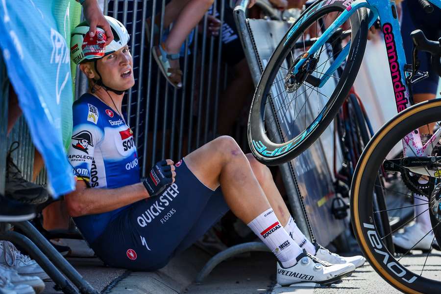 Merlier zit op de grond na zijn val op woensdag tijdens de sprint