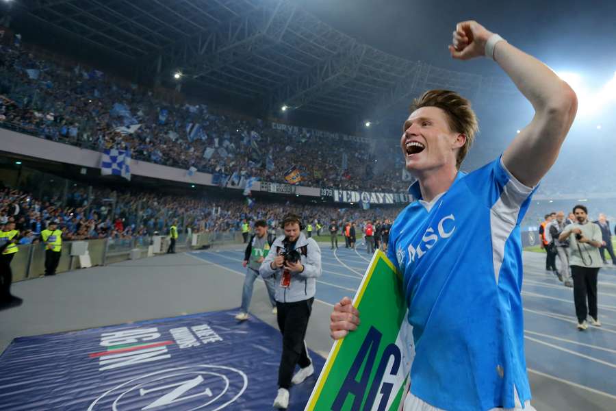 McTomominay celebra el título