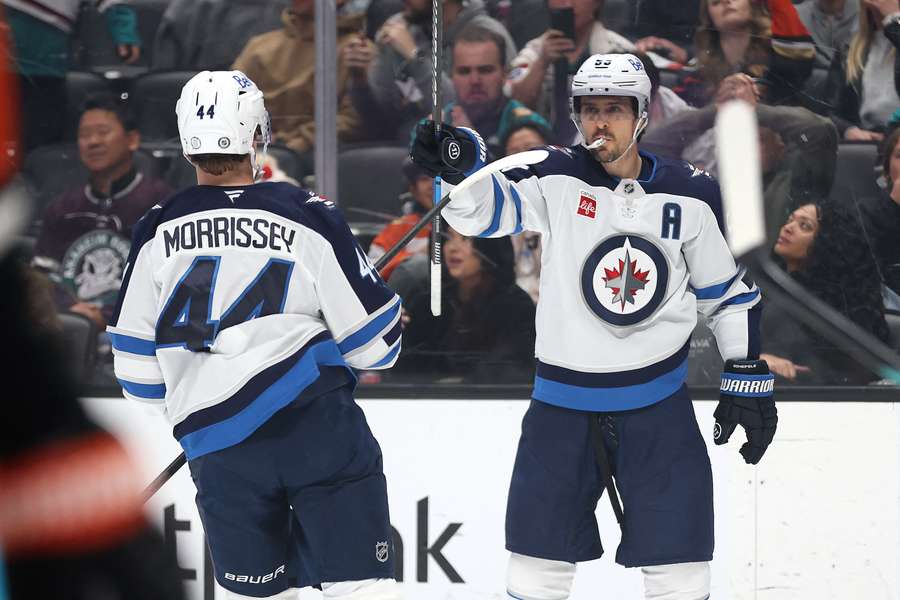 Mark Scheifele (r.) erzielte das entscheidende Tor für die Winnipeg Jets