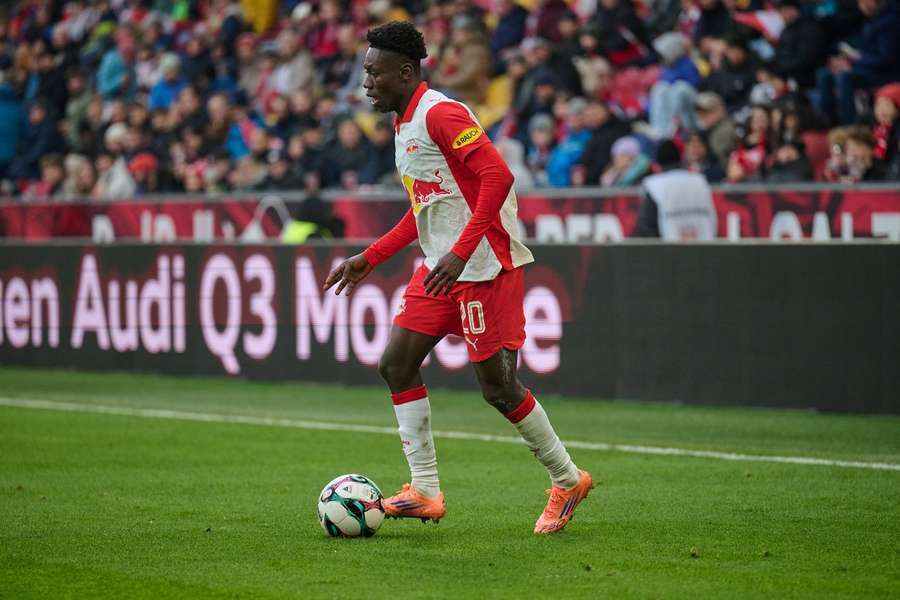 Edumund Baidoo von Salzburg im Dribbling. Edumund Baidoo von Salzburg im Dribbling.