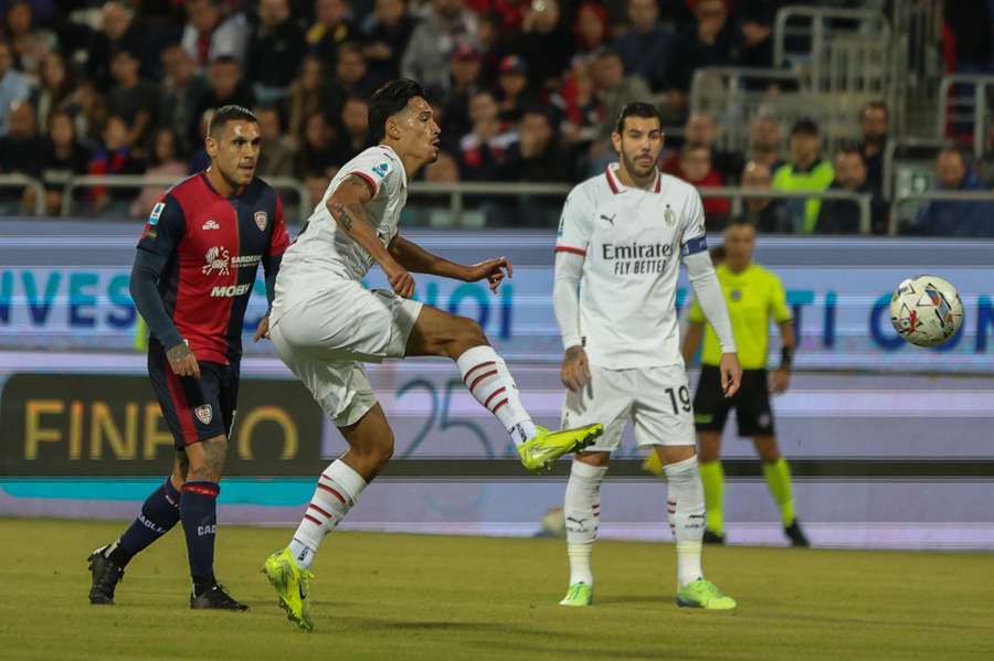 Reijnders in actie tegen Cagliari