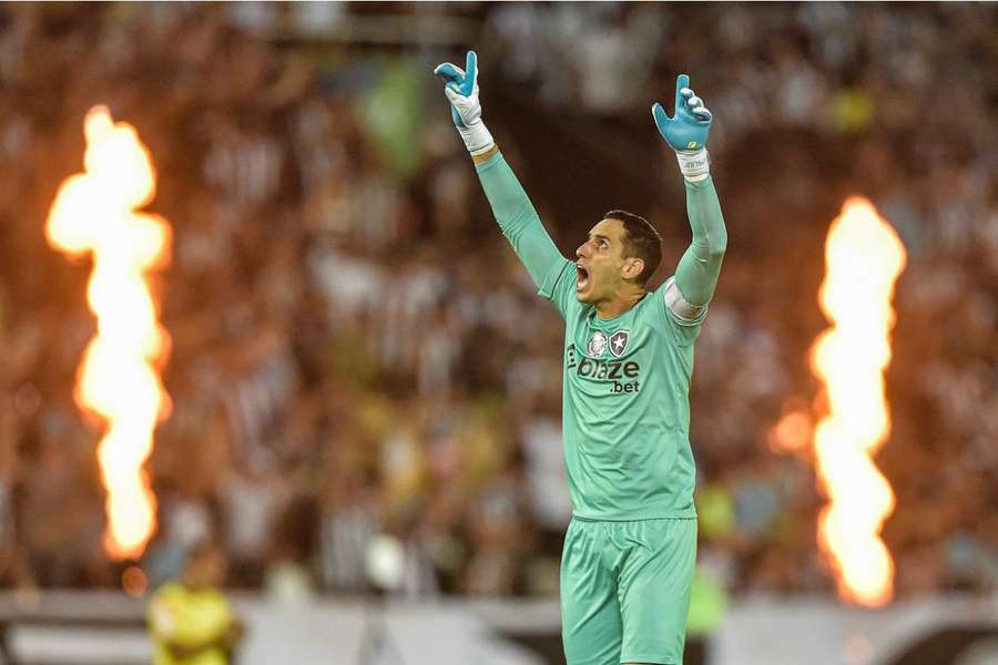 Gatito celebra vitória botafoguense no Nilton Santos 