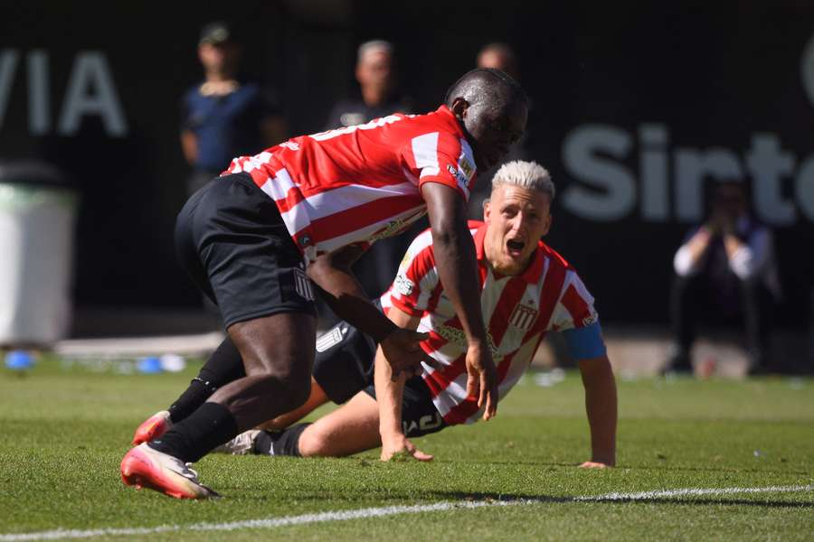 Estudiantes segue em frente no Clausura
