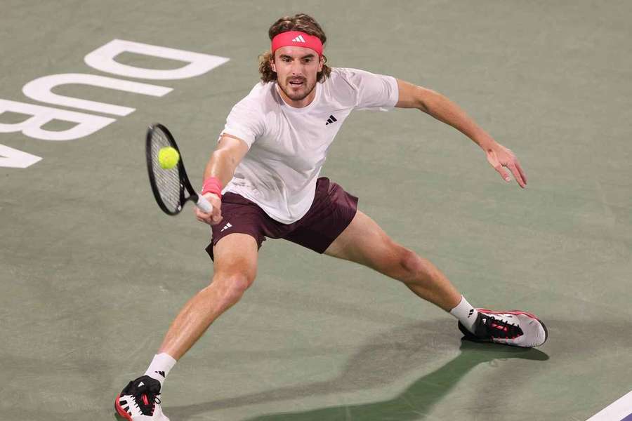 Stefanos Tsitsipas si finále v Dubaji zahraje potřetí v řadě.