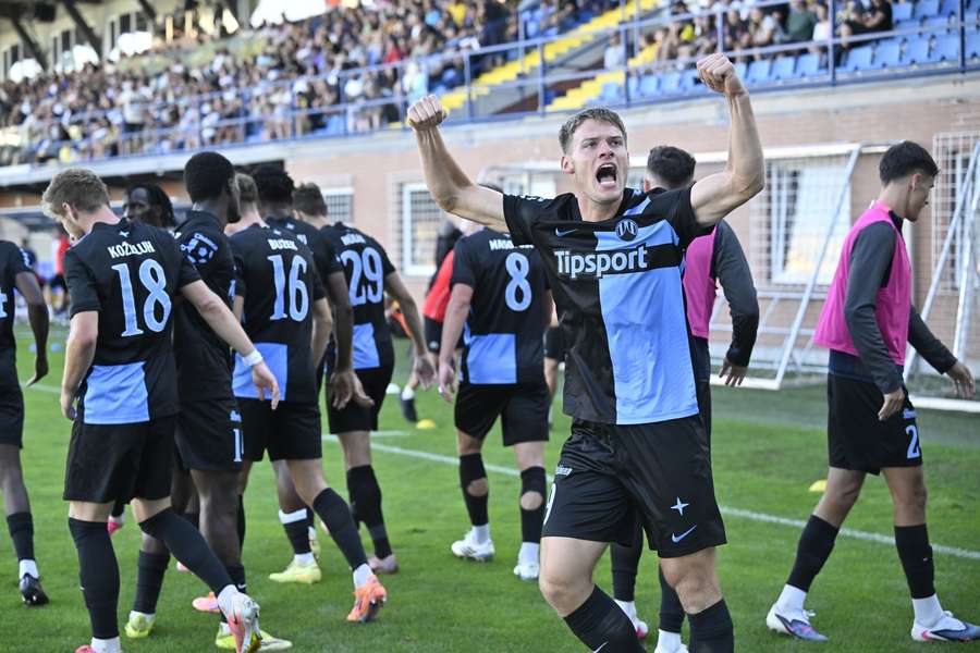 Lukáš Mašek oslavuje branku, kterou rozhodl o výhře Liberce ve Zlíně 1:0.