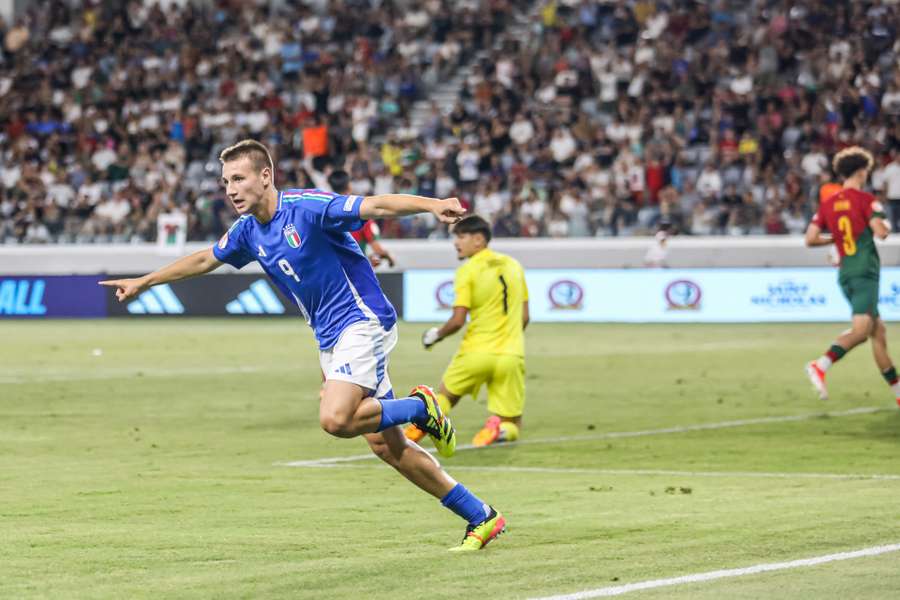 Camarda bisou na final contra Portugal