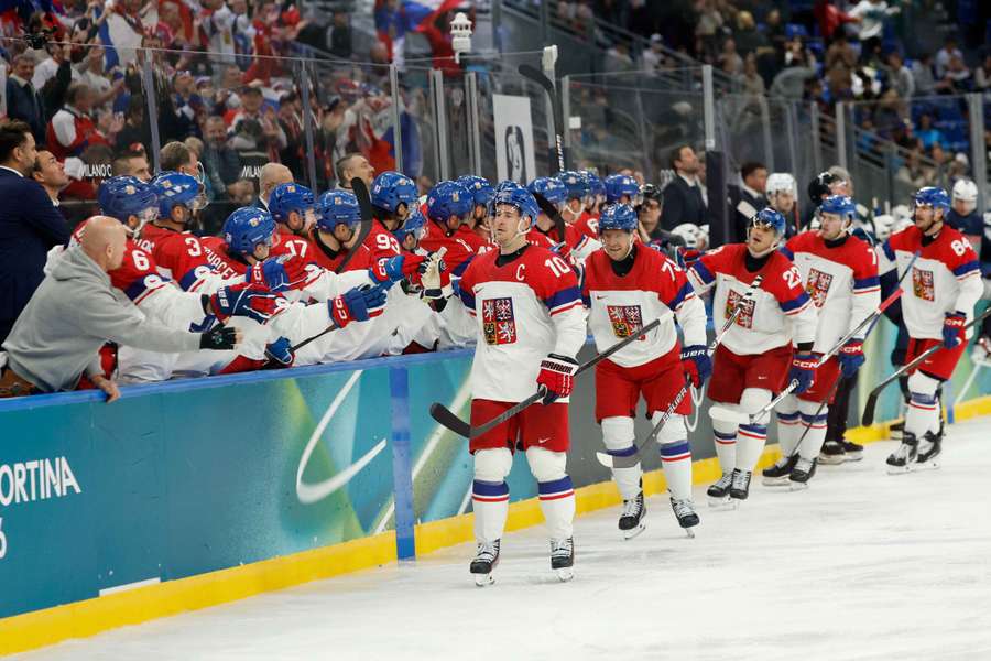 Červenka se spoluhráči slaví gól proti Francii. Červenka se spoluhráči slaví gól proti Francii.