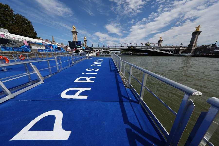 The pontoon used in the Seine to start races